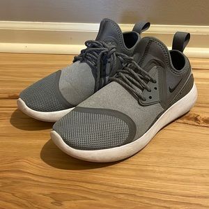 Women’s Nike tennis shoe